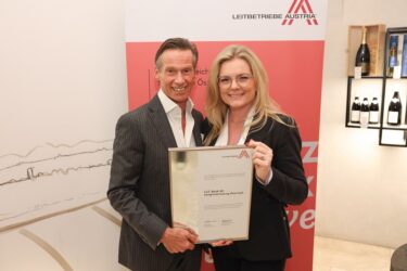 Zertifikat Headerbild mit Georg Wallentin (LGT Bank), Monica Rintersbcher (Leitbetriebe Austria)
