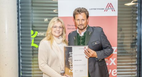 Zertifikat Headerbild mit Monica Rintersbacher (Leitbetriebe Austria), Dipl.-Bw. Augustin Scheer (SPIE KEM)