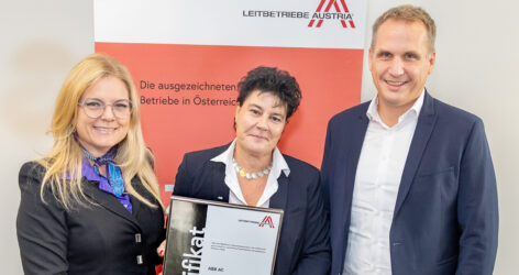 Zertifikat Headerbild mit Monica Rintersbacher (Leitbetriebe Austria), Martina Weinlinger (ABB), Stefan Kleinhans (ABB)