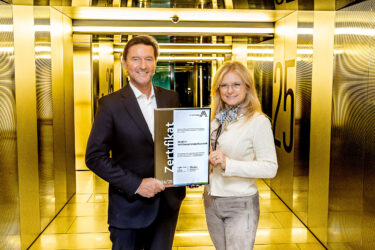 Zertifikat Headerbild mit KR Franz Maier (Atradius), Monica Rintersbacher (Leitbetriebe Austria)