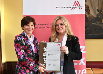 Zertifikat Headerbild mit Michaela Keplinger-Mitterlehner (Raiffeisen), Monica Rintersbacher (Leitbetriebe Austria)