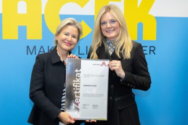 Zertifikat Headerbild mit Ursula Simacek (Simacek), Monica Rintersbacher (Leitbetriebe Austria)