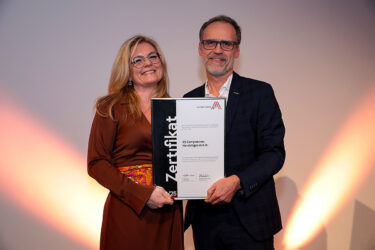 Zertifikat Headerbild mit Monica Rintersbacher (Leitbetriebe Austria), Rudolf Koch (RS)