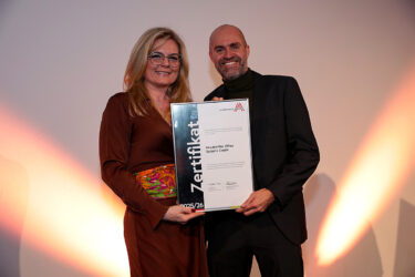 Zertifikat Headerbild mit Monica Rintersbacher (Leitbetriebe Austria), Udo Monsberger (Neudoerfler)