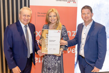 Zertifikat Headerbild mit Josef Frühwirth (EPS), Monica Rintersbacher (Leitbetriebe Austria), Peter Reisinger (EPS)