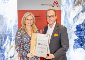 Zertifikat Headerbild mit Monica Rintersbacher (Leitbetriebe Austria), Franz Holler (medlog)