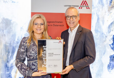 Zertifikat Headerbild mit Monica Rintersbacher (Leitbetriebe Austria), Wolfgang Viehauser (HYPO NOE)