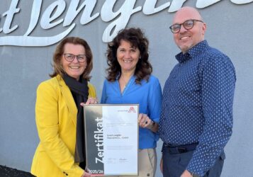 Zertifikat Headerbild mit Silvia Kelemen (Leitbetriebe Austria), Anita Lafer (Great Lengths), Hellmuth Pinter (Great Lengths)