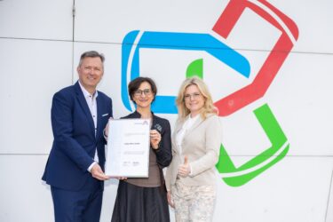 Zertifikat Headerbild mit Fritz Lehr (Hafen Wien), Doris Pulker-Rohrhofer (Hafen Wien), Monica Rintersbacher (Leitbetriebe Austria)