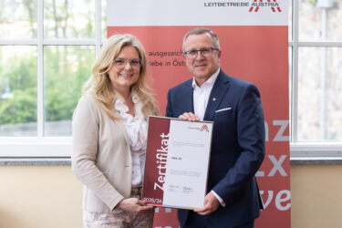 Zertifikat Headerbild mit Monica Rintersbacher (Leitbetriebe Austria), Robert Machtlinger (FACC)