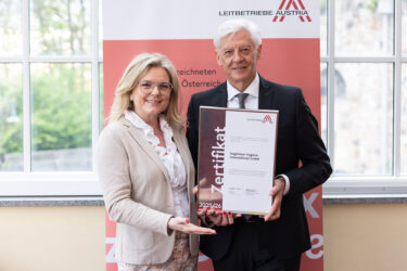 Zertifikat Headerbild mit Monica Rintersbacher (Leitbetriebe Austria), Ernst Brunner (Hagleitner)