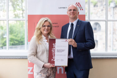 Zertifikat Headerbild mit Monica Rintersbacher (Leitbetriebe Austria), Wolfgang Werner (Vega)