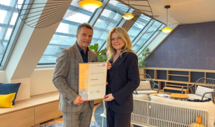 Zertifikat Headerbild mit Erich Steinreiber (ISS), Monica Rintersbacher (Leitbetriebe Austria)