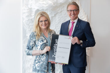 Zertifikat Headerbild mit Monica Rintersbacher (Leitbetriebe Austria), Leonhard Schitter (Energie AG)