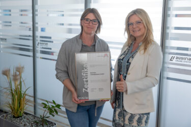 Zertifikat Headerbild mit Manuela Krbecek-Reitetschläger (Austrian CraneSystems), Monica Rintersbacher (Leitbetriebe Austria) © cityfoto