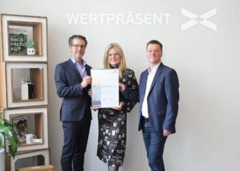 Zertifikat Headerbild mit Roland Malli (Wertpräsent), Monica Rintersbacher (Leitbetriebe Austria), Christian Pühringer (Wertpräsent)
