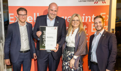 Zertifikat Headerbild mit Clemens Kollmann (call us), Bernd Saurugg (call us), Monica Rintersbacher (Leitbetriebe Austria), Jürgen Sommer (call us)