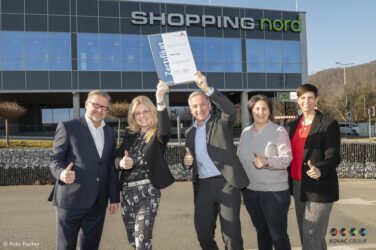 Zertifikat Headerbild mit Bernhard Starzer (Kovac Stahl), Monica Rintersbacher (Leitbetriebe Austria), Christian Kovac (Kovac), Doris Weilguni (Seifenfabrik), Heike Heinisser (Shopping Nord) © Foto Fischer 