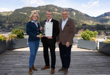 Zertifikat Headerbild mit Monica Rintersbacher (Leitbetriebe Austria), Walter Eichner (Beckhoff), Andreas Gnesda (Leitbetriebe Austria) © Martin Walch