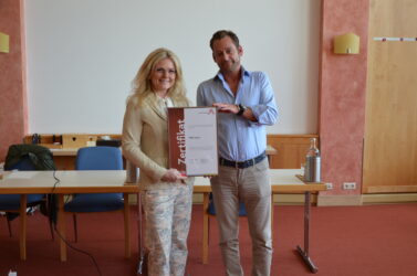 Zertifikat Headerbild mit Monica Rintersbacher (Leitbetriebe Austria), Patrick Schild (CBRE) ©Leitbetriebe Austria