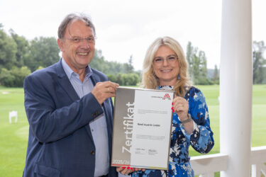 Zertifikat Headerbild mit Robert Pfarrwaller (Rexel Austria GmbH), Monica Rintersbacher (Leitbetriebe Austria) ©Rene Brunhölzl