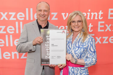 Zertifikat Headerbild mit Gernot Graninger (AKM), Monica Rintersbacher (Leitbetriebe Austria) ©Christian Mikes