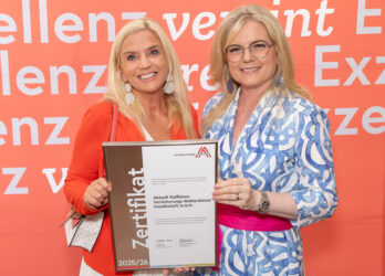 Zertifikat Headerbild mit Sabine Ransböck (Aktuell Raiffeisen), Monica Rintersbacher (Leitbetriebe Austria) ©Christian Mikes