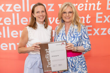 Zertifikat Headerbild mit Katrin Gögele-Celeda (CPI), Monica Rintersbacher (Leitbetriebe Austria) ©Christian Mikes