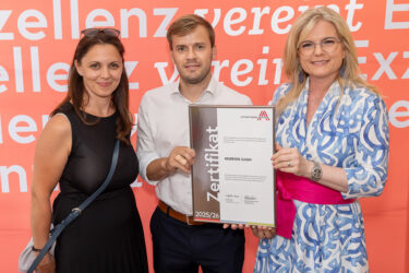 Zertifikat Headerbild mit Gabrijela Ponier (Murexin), Rainer Pascher (Murexin), Monica Rintersbacher (Leitbetriebe Austria) ©Christian Mikes