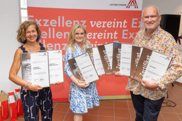 Zertifikat Headerbild mit Irmgard Querfeld (FAM Querfeld), Monica Rintersbacher (Leitbetriebe Austria), Berndt Querfeld (FAM Querfeld) ©Christian Mikes