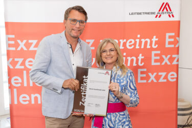 Zertifikat Headerbild mit Leif Moll (Merck), Monica Rintersbacher (Leitbetriebe Austria) ©Christian Mikes