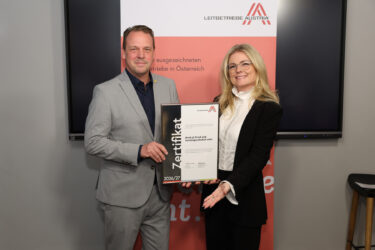 Zertifikat Headerbild mit Stefan Just (druck.at), Monica Rintersbacher (Leitbetriebe Austria) © Katharina Schiffl