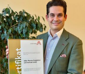 Zertifikat Headerbild mit Stephan Niedan (Adler Pharma) © Adler Pharma