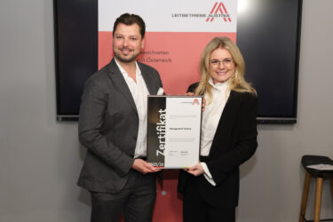 Zertifikat Headerbild mit Roman Benedetto (Management Factory), Monica Rintersbacher (Leitbetriebe Austria) © Katharina Schiffl