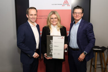 Zertifikat Headerbild mit Robert Slovacek (VERBUND), Monica Rintersbacher (Leitbetriebe Austria), Martin Wagner (VERBUND), © Katharina Schiffl