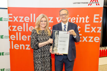 Zertifikat Headerbild mit Monica Rintersbacher (Leitbetriebe Austria), Günther Ofner (Flughafen Wien) © Christian Mikes