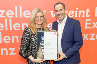 Zertifikat Headerbild mit Monica Rintersbacher (Leitbetriebe Austria), Hermann Niessler (ASSA ABLOY) © Christian Mikes