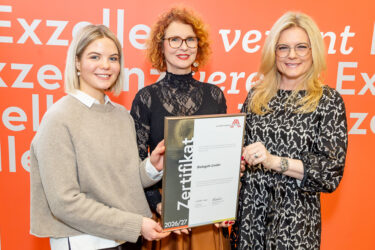 Zertifikat Headerbild mit Elena Moser (BiologoN), Jasmin Rieser (BiologoN), Monica Rintersbacher (Leitbetriebe Austria) © Christian Mikes