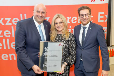 Zertifikat Headerbild mit Clemens Kollmann (call us Assistance), Monica Rintersbacher (Leitbetriebe Austria), Konstantin Salimov (call us Assistance) © Christian Mikes