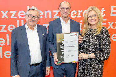 Zertifikat Headerbild mit Jörg Heisenberger (Equans), Robert Loidolt (Equans), Monica Rintersbacher (Leitbetriebe Austria) © Christian Mikes