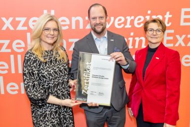 Zertifikat Headerbild mit Monica Rintersbacher (Leitbetriebe Austria), Thomas Glatz (Interzero Circular Solutions), Susanne Blatnig-Stissen (Interzero Circular Solutions) © Christian Mikes