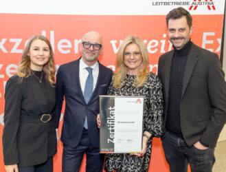 Zertifikat Headerbild mit Patricia Pirker (Sinnmacher), Anton Santner (P8), Monica Rintersbacher (Leitbetriebe Austria), Philipp Tirmann (P8) © Christian Mikes
