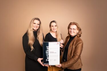 Zertifikat Headerbild mit Sandra Schmidbauer (International Sales Director Hairdreams), Nicole Höfer (PR & Sponsoring Manager Hairdreams), Silvia Kelemen (Leitbetriebe Austria) © Hairdreams