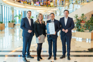 Zertifikat Headerbild mit Stefan Krenn (NOVOMATIC), Monica Rintersbacher (Leitbetriebe Austria), Ryszard Presch (NOVOMATIC), Johannes Gratzl (NOVOMATIC)