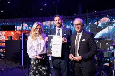 Zertifikat Headerbild mit Monica Rintersbacher (Leitbetriebe Austria), Marcus Karger & Gerhard Christiner (APG)