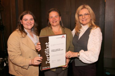Zertifikat Headerbild mit Kristina Dettenweitz (HELDECO), Ing. Sabine Dettenweitz (HELDECO), Monica Rintersbacher (Leitbetriebe Austria) © leadersnet.at/M. Lach