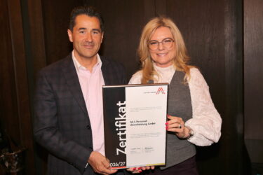 Zertifikat Headerbild mit Frank Paizoni (MLS Personaldienstleistung GmbH), Monica Rintersbacher (Leitbetriebe Austria) © leadersnet.at/M. Lach