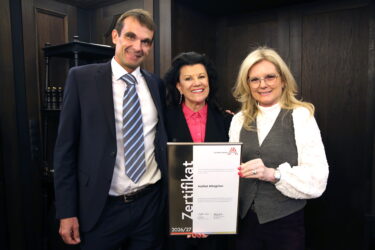Zertifikat Headerbild mit Bernhard Rabl (Institut AllergoSan), Anita Frauwallner (Institut AllergoSan), Monica Rintersbacher (Leitbetriebe Austria) © leadersnet.at/M. Lach