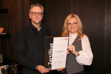 Zertifikat Headerbild mit Ing. Traussnigg Stefan (H. Traussnigg GmbH), Monica Rintersbacher (Leitbetriebe Austria) © leadersnet.at/M. Lach