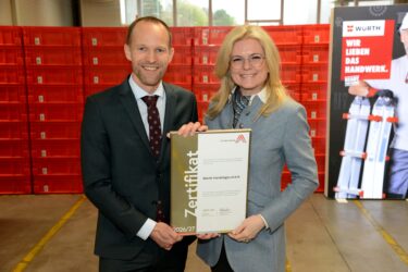 Zertifikat Headerbild mit Michael Hempt (Würth), Monica Rintersbacher (Leitbetriebe Austria) © Würth Österreich